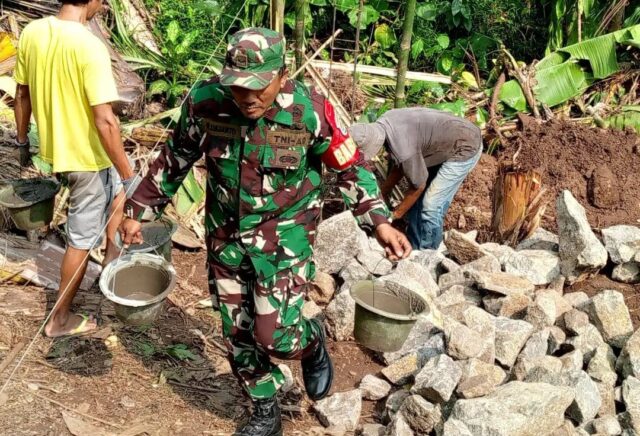 Babinsa Koramil 0602-17/Carenang Bersama Masyarakat Laksanakan Karya Bakti Pembuatan Drainase