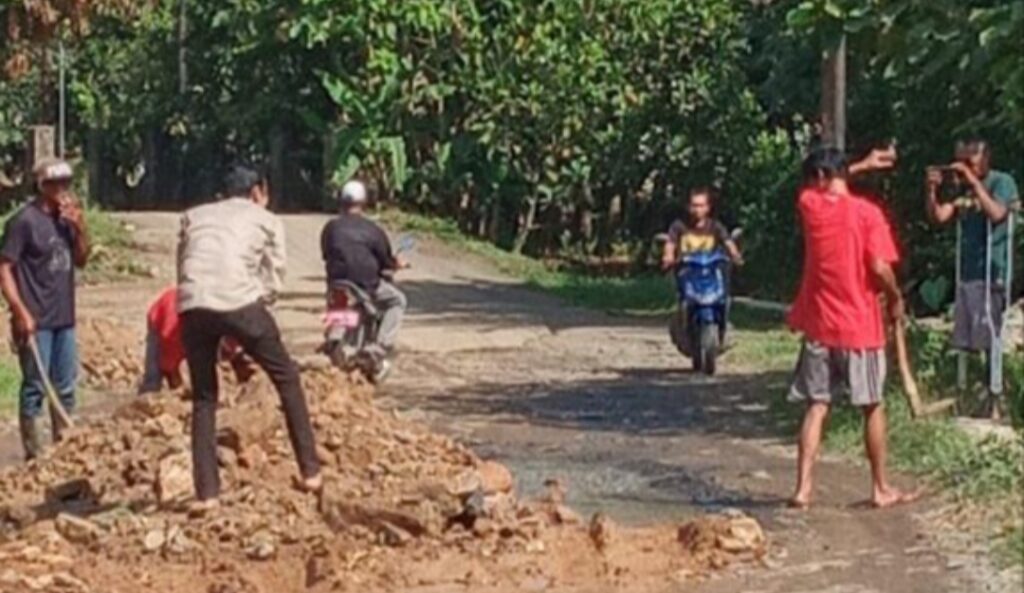 Perbaiki Jalan Dengan Swadaya, Warga Desa Sukadame Kompak Gotong Royong