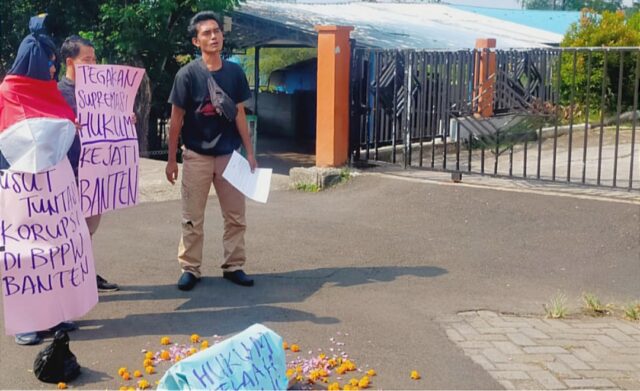 Lagi, Kantor BPPW Banten di Geruduk Aktivis, P3B: Aksi Teatrikal “Pocong” Pertanda Hukum Mati Suri di Banten