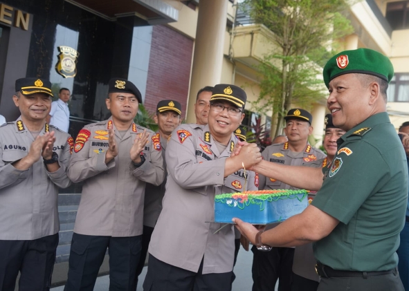 Beri Kejutan Hari Bhayangkara, Kasrem 064/MY dan Jajaran TNI 3 Matra Sambangi Mapolda Banten