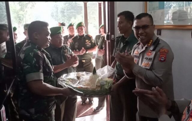 Bawa Tumpeng Pasiren Kodim 0602/Serang Datangi Mapolresta Serkot