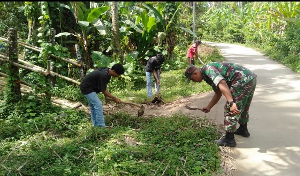 Babinsa Koramil 0602-12/Ciomas Bersama Warga Karya Bakti Pembersihan Jalan