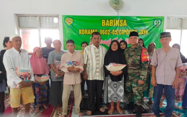 Koramil 0602-05/Cipocok Jaya Berbagi Sembako Beras Di Jum’at Berkah