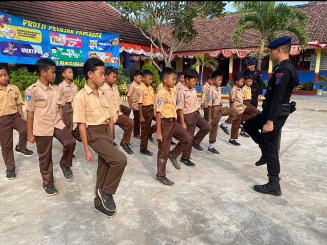 Anggota Satbrimobda Banten Latih PBB Siswa-siswi SDN 3 Panggarangan