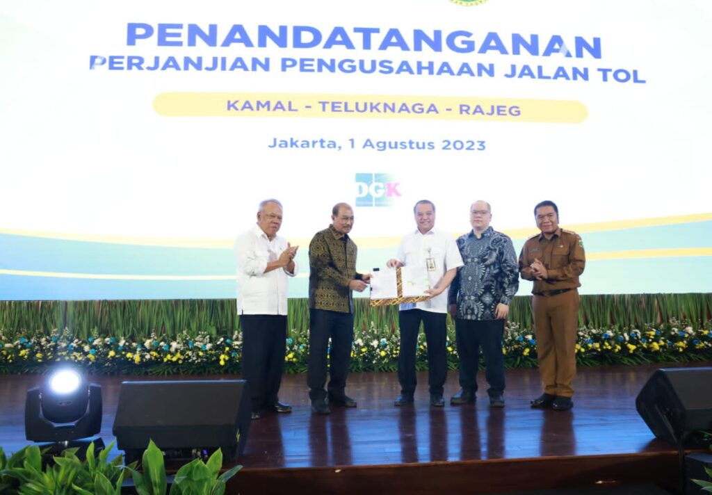 Pj Gubernur Banten Saksikan Penandatanganan Perjanjian Pengusahaan Jalan Tol Kamal – Teluknaga – Rajeg