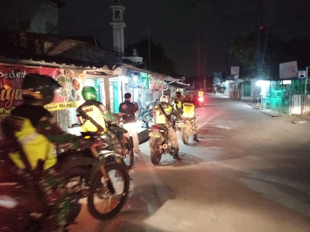 Jaga Keamanan Wilayah, Danramil 0602-02/Kasemen Pimpin Anggota Laksanakan Patroli Jaga Keamanan Wilayah, Danramil 0602-02/Kasemen Pimpin Anggota Laksanakan Patroli