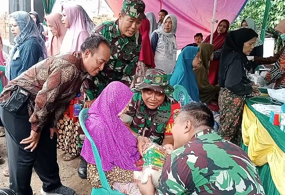 Dandim 0602/Serang Berikan Bantuan Sembako Kepada Masyarakat Di Lokasi TMMD Imbangan