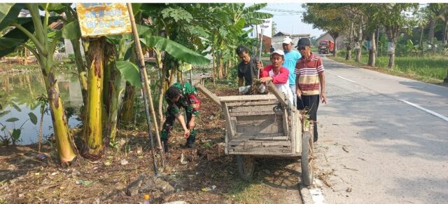 Babinsa Koramil 0602-06/Kramatwatu Laksanakan Karya Bakti Pembersihan Lingkungan