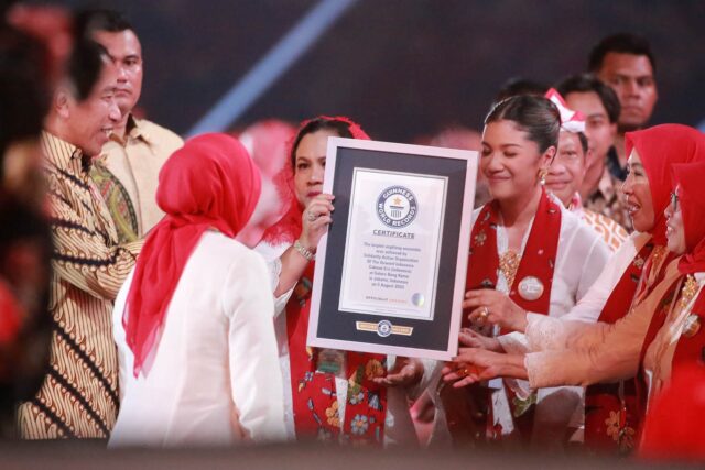 Pj Gubernur Dampingi Rombongan PKK Provinsi Banten Dalam Pemecahan Rekor Dunia Angklung