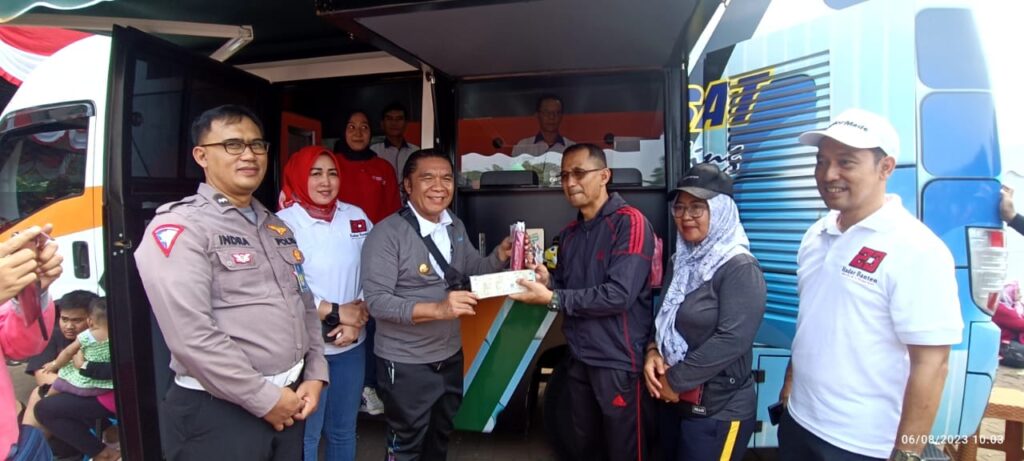 Permudah Bayar Pajak, Pemprov Banten Hadirkan Samsat Keliling Di Kegiatan Masyarakat Permudah Bayar Pajak, Pemprov Banten Hadirkan Samsat Keliling Di Kegiatan Masyarakat