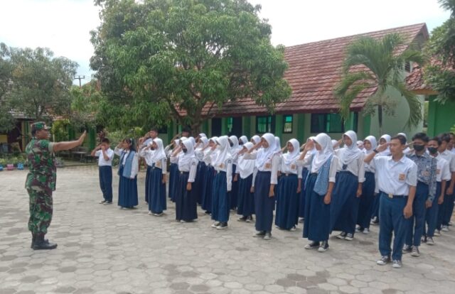 Babinsa Koramil 0602-01/Kota Serang Berikan Latihan PPB Di SMP Negeri 20 Kota Serang