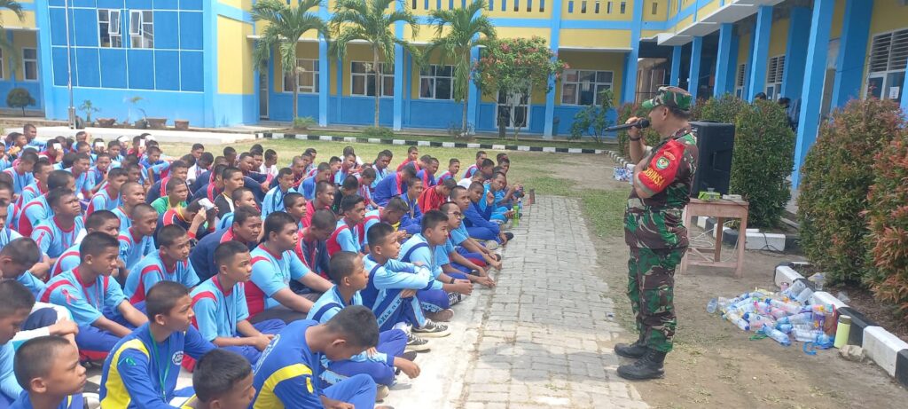 Babinsa Koramil 0602-18/Kragilan Berikan Wawasan Kebangsaan Di SMK Negeri 1 Kragilan
