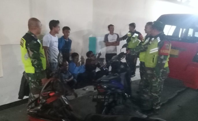 Jaga Wilayah Tetap Kondusif, Koramil 0602-09/Cikeusal Gelar Patroli Malam