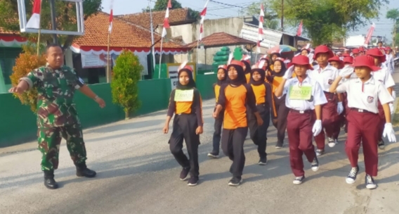 Meriahkan HUT RI Ke 78, Kecamatan Cikeusal Bersama Koramil 0602-09/Cikeusal Gelar Jalan Santai