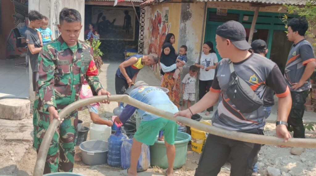 Babinsa Koramil 0602-10/Pontang Bersama BPBD, Beri Bantuan Air Bersih Kepada Masyarakat Babinsa Koramil 0602-10/Pontang Bersama BPBD, Beri Bantuan Air Bersih Kepada Masyarakat