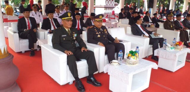 Pasiter Mewakili Dandim 0602/Serang Ikuti Upacara Penurunan Bendera Di Alun-alun Kota Serang