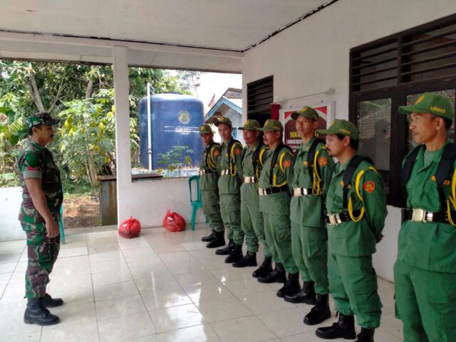 Tingkatkan Kemampuan Linmas, Babinsa 0601-02/Cadasari Berikan Pelatihan