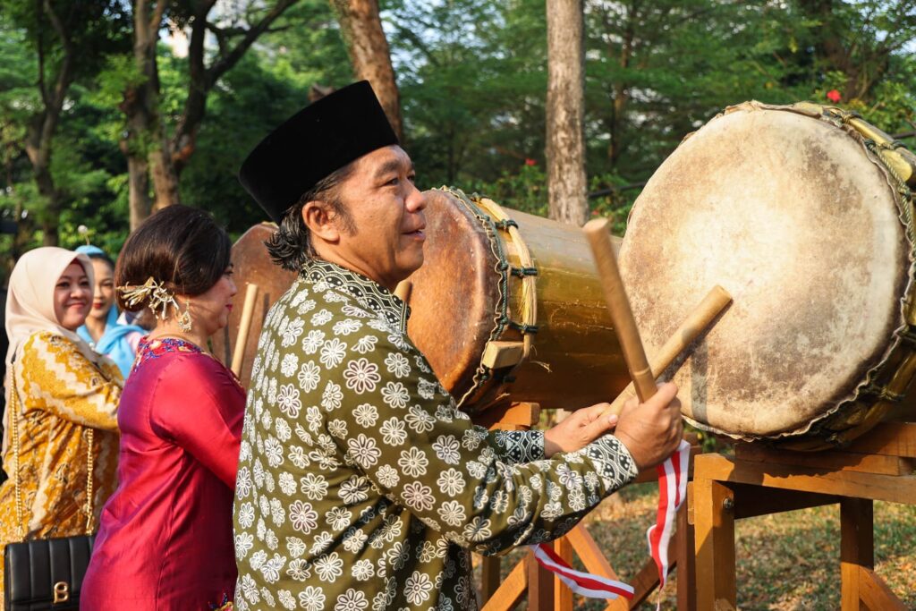 Pj Gubernur Banten Al Muktabar Lepas Parade Budaya Kota Tangerang Selatan 2023 Pj Gubernur Banten Al Muktabar Lepas Parade Budaya Kota Tangerang Selatan 2023