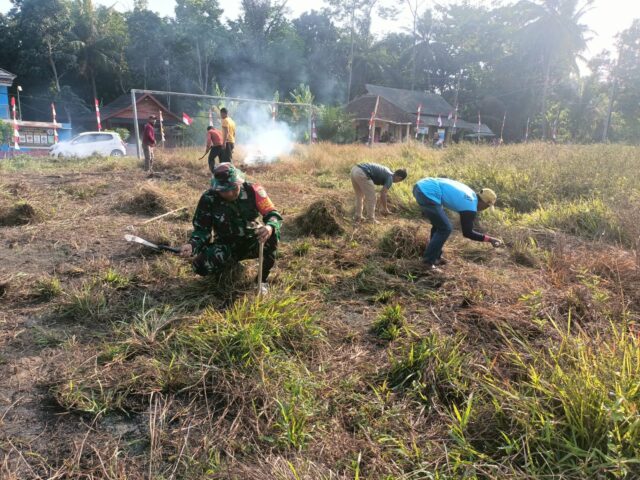 Peduli Sarana Olahraga, Anggota Koramil 0109/Munjul Ajak Warga Bersihkan Lapangan