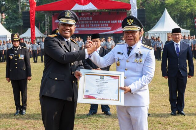 Pj Gubernur Raih Penghargaan Dari Kanwil Kemenkumham Provinsi Banten