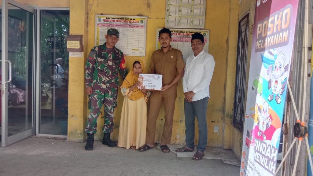 Koptu Suparjono Babinsa Koramil 0602-12/Ciomas Pantau Penyaluran BLT DD Tahun 2023 Desa Panyaungan Jaya Koptu Suparjono Babinsa Koramil 0602-12/Ciomas Pantau Penyaluran BLT DD Tahun 2023 Desa Panyaungan Jaya