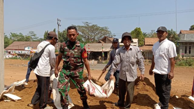 Bangun Gedung MUI Cigeulis, Babinsa Koramil 0114/Cigeulis Ikut Kerja Bakti