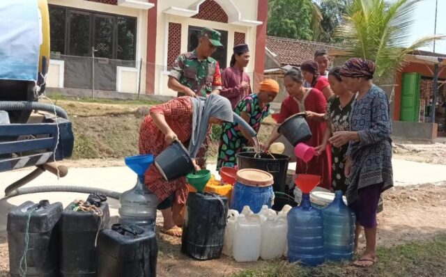 Babinsa Koramil Pagelaran Lakukan Pendampingan Pendistribusian Air Bersih Bagi Warga