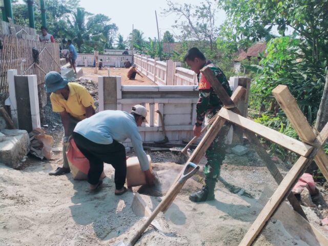 Babinsa Koramil 0114/Cigeulis, Gotong Royong Bersama Warga Bantu Rehab Mushola