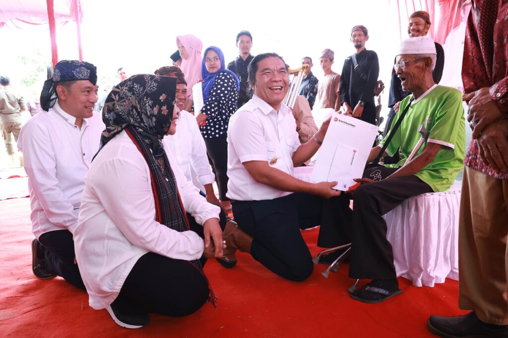 Rangkaian Ekspedisi Birokrasi Berdampak, Pj Gubernur Banten Al Muktabar Serahkan Bantuan di Cibeber Kabupaten Lebak Rangkaian Ekspedisi Birokrasi Berdampak, Pj Gubernur Banten Al Muktabar Serahkan Bantuan di Cibeber Kabupaten Lebak