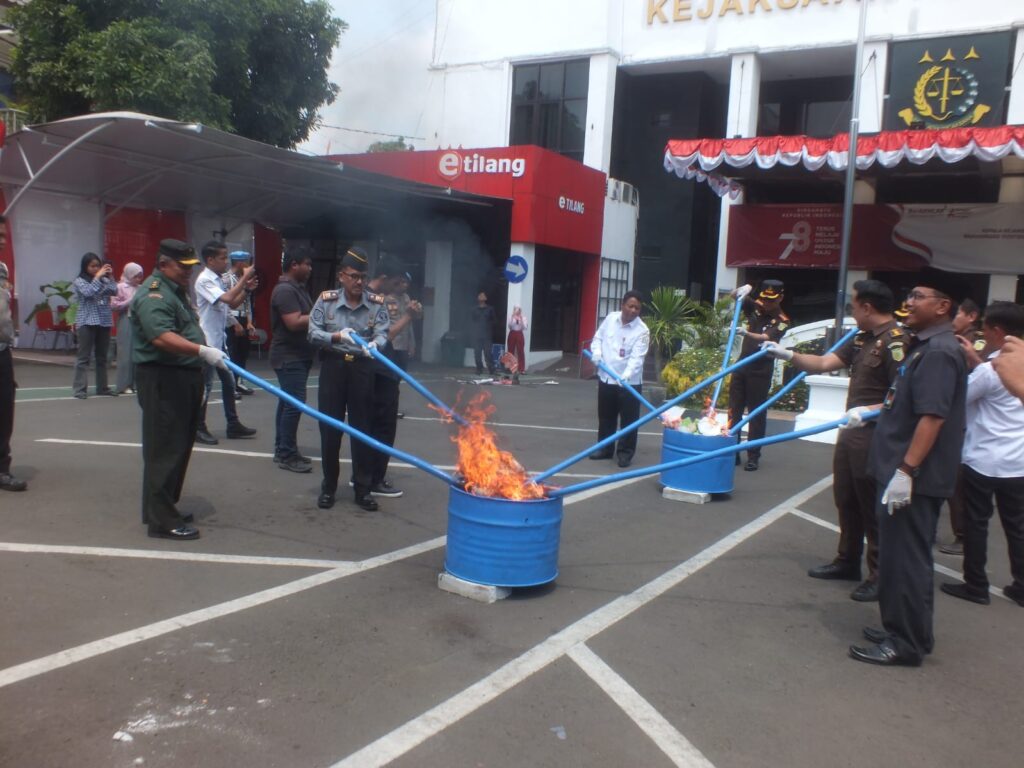 Dandim 0602/Serang Dukung penuh Pemusnahan Barang Bukti Inkrah dari Perkara Tindak Pidana Umum Di Kejari Serang Dandim 0602/Serang Dukung penuh Pemusnahan Barang Bukti Inkrah dari Perkara Tindak Pidana Umum Di Kejari Serang
