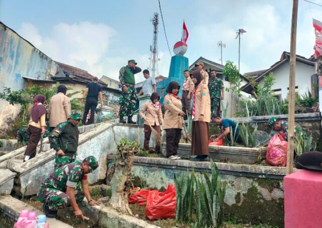 Personel Koramil 0103/Banjar dan Pramuka Saka Wira Kartika Gotong Royong Bersihkan Tugu Monumen Pasukan Sancang Lodaya