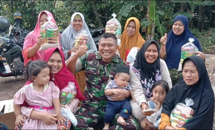 Keceriaan Warga Kampung Panembahan Bersama Dandim 0602/Serang Keceriaan Warga Kampung Panembahan Bersama Dandim 0602/Serang