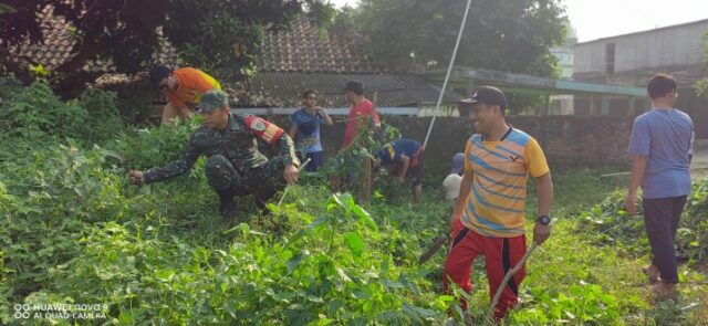 Babinsa Koramil 0602-06/Kramatwatu Bersama Warga Komplek BPP Laksanakan Jum’at Bersih