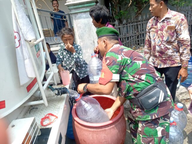 Bantu Atasi Kekeringan, Koramil 0602-11/Tirtayasa Bersama PMI Banten Salurkan Air Bersih