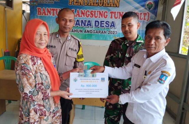 Babinsa Koramil 0602-08/Petir Pantau Penyaluran BLT DD Di Desa Bojong Pandan 