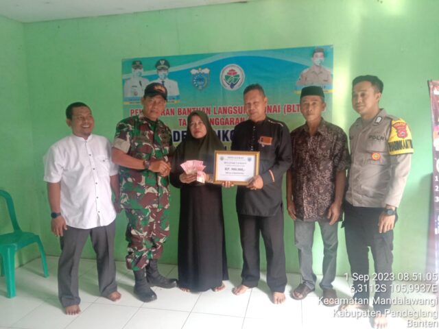 Pastikan Berjalan Lancar, Danramil 0105 Mandalawangi Kodim 0601 Pandeglang Dampingi Penyaluran BLT DD Desa Cikoneng