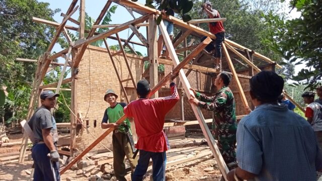Melalui Swadaya Masyarakat, Sertu Arpan Babinsa Koramil 0113/Cibaliung Lakukan Perehaban RTLH