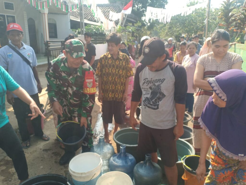 Koramil 0103/Banjar Lakukan Pendampingan Pendistribusian Air Bersih Bagi Warga