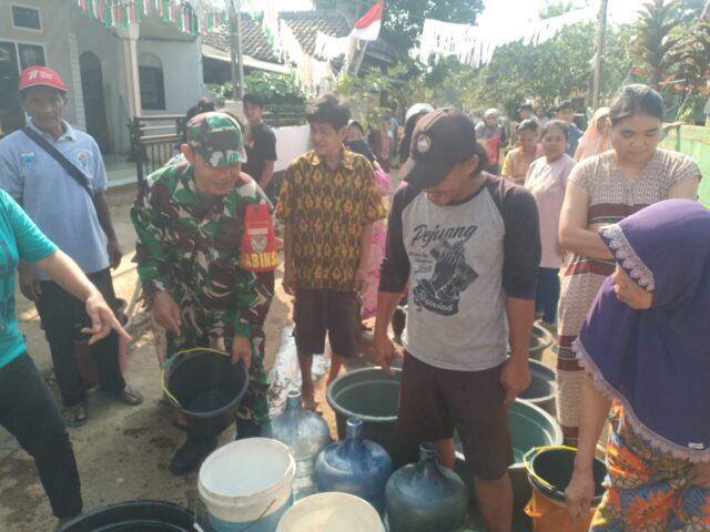 Koramil 0103/Banjar Lakukan Pendampingan Pendistribusian Air Bersih Bagi Warga