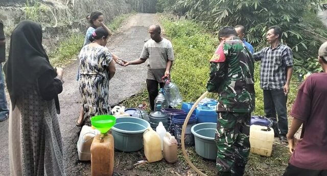 Babinsa Koramil 0101/Pdg Mendampingi Pendistribusian Air Bersih Kepada Warga Kampung Mauk Mangkubumi Pandeglang