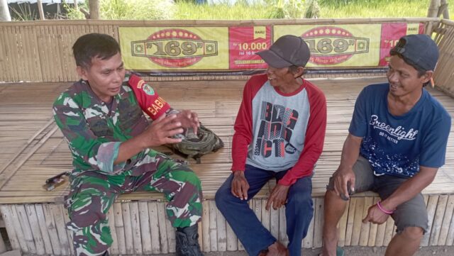 Keakraban Babinsa Koramil 0602-02/Kasemen Terlihat Bersama Masyarakat