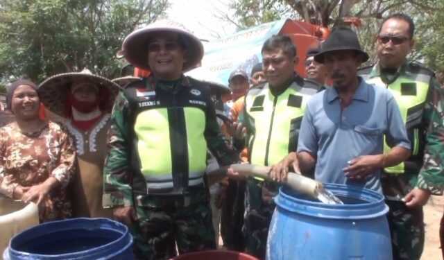 Danrem 064/MY Didampingi Dandim 0602/Serang Berikan Bantuan Air Bersih Dan 200 Paket Sembako 