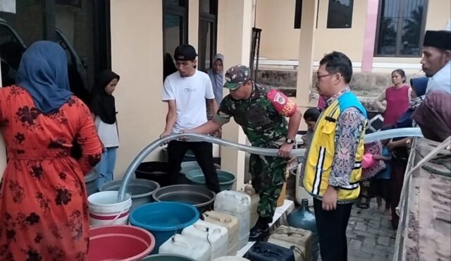 Dampak Kemarau Panjang, Babinsa Koramil 0102/Cds Terus Lakukan Pendamping Pendistribusian Air Bersih