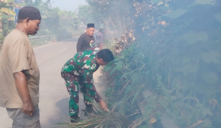 Laksanakan Jum’at Bersih, Danramil 0602-15/Baros Ajak Masyarakat Jaga Kebersihan Lingkungan