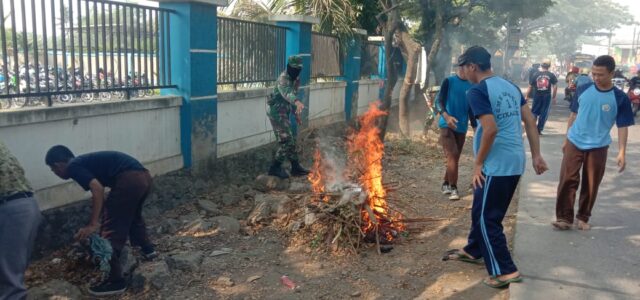 Koramil 0602-19/Cikande Laksanakan Karya Bakti Pembersihan Jalan Lanud Gorda