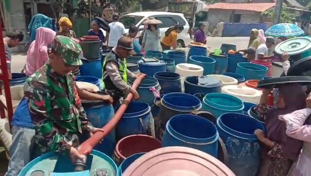 Akibat Cuaca Ekstrim, Kodim 0602/Serang Suplai Air Bersih Di Beberapa Wilayah