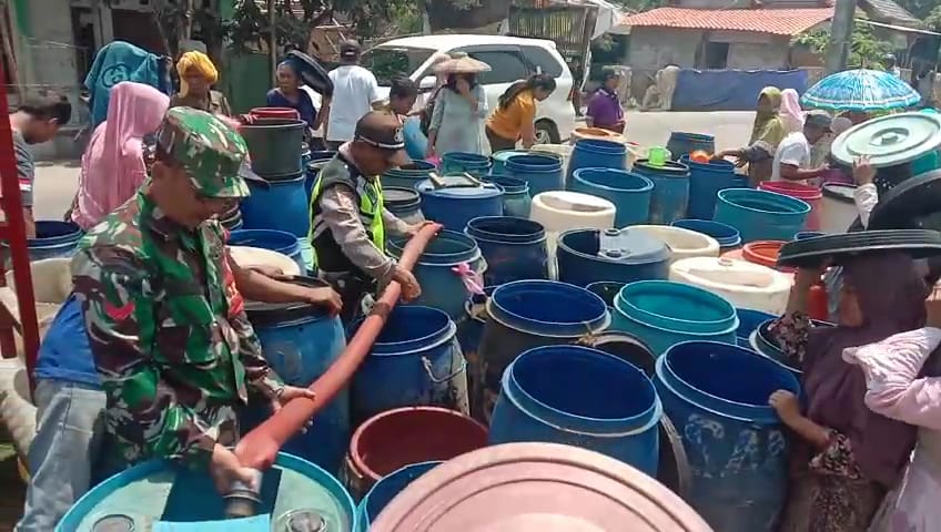 Akibat Cuaca Ekstrim, Kodim 0602/Serang Suplai Air Bersih Di Beberapa Wilayah Akibat Cuaca Ekstrim, Kodim 0602/Serang Suplai Air Bersih Di Beberapa Wilayah