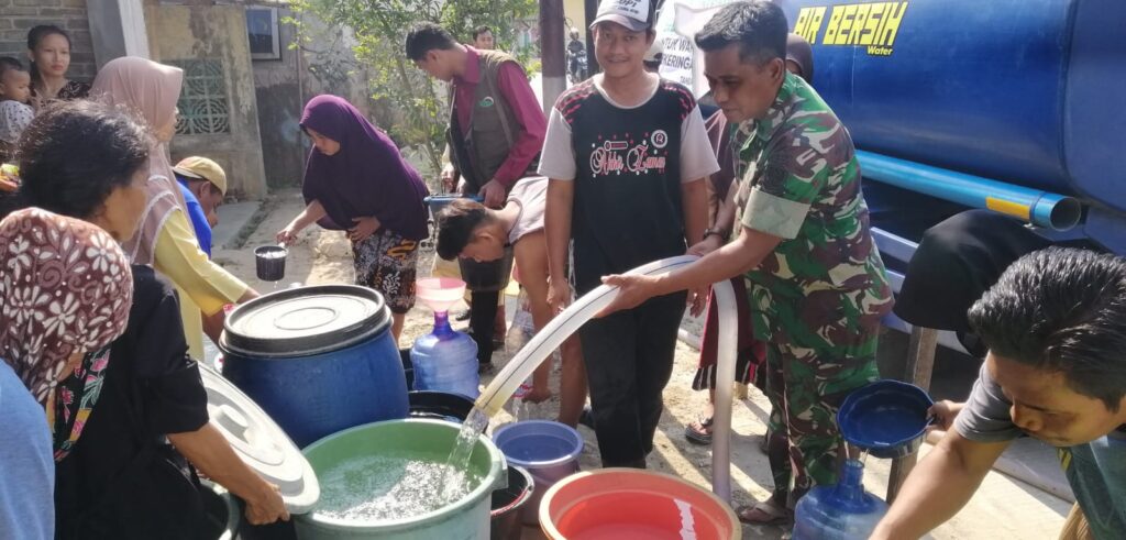 Koramil 0602-10/Pontang Terus Bantu Penyaluran Air Bersih Kepada Masyarakat Yang Terdampak Kekeringan