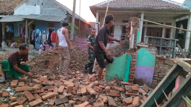 Akhad Alpasa Tersenyum Bahagia, Rumahnya Akan Dibangun oleh Koramil 0602-17/Carenang