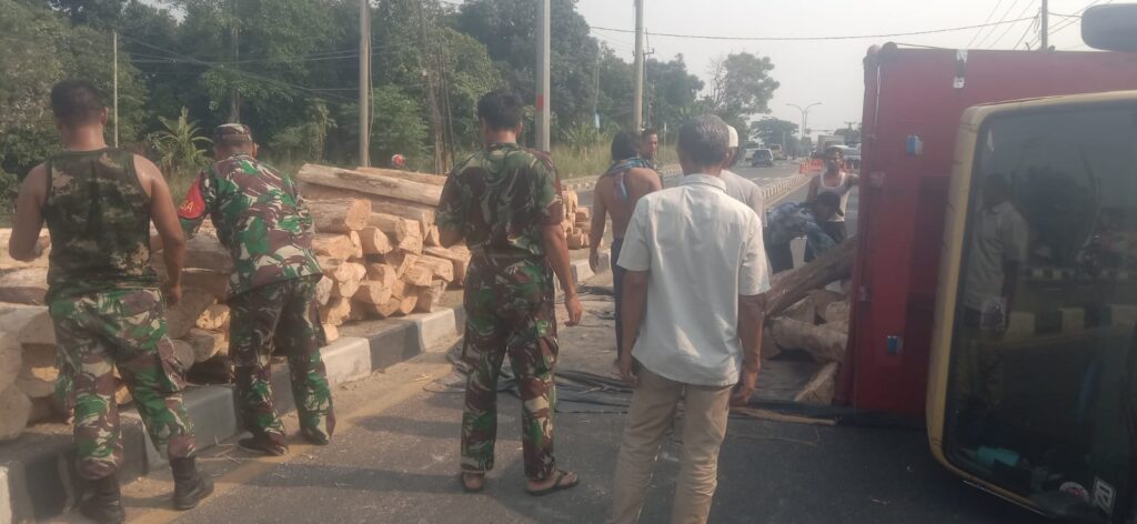 Anggota Kodim 0602/Serang dan Lantas Polres Serang Kota Bersihkan Kayu Sagu Yang Menutupi Jalan